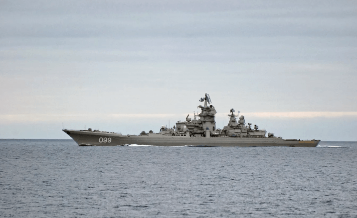 Конгрессмен поздравил ВМС США фотографией с крейсером "Петр Великий"