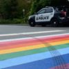 В Канаде обвинили в вандализме водителя, оставившего следы шин на радужном переходе