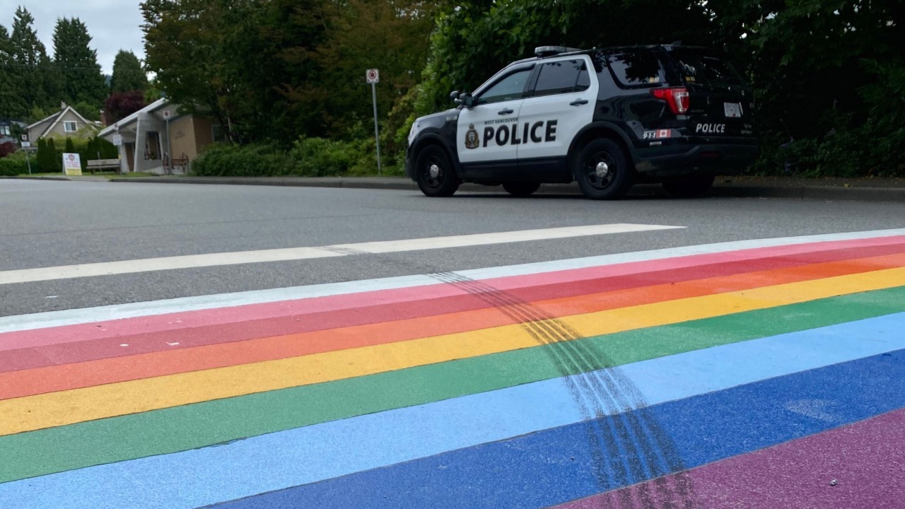В Канаде обвинили в вандализме водителя, оставившего следы шин на радужном переходе