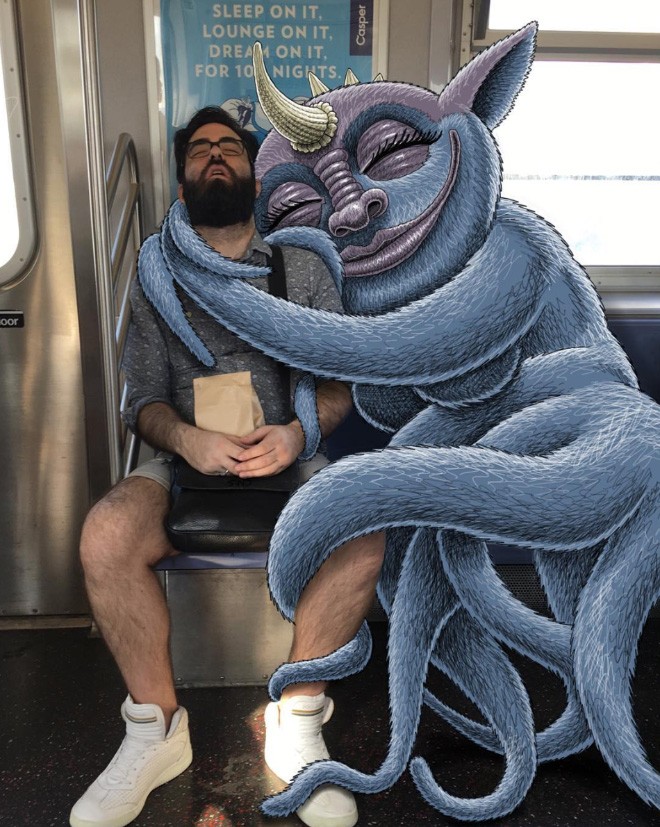 Художник пририсовывает монстров к незнакомцам в метро. Получается смешно