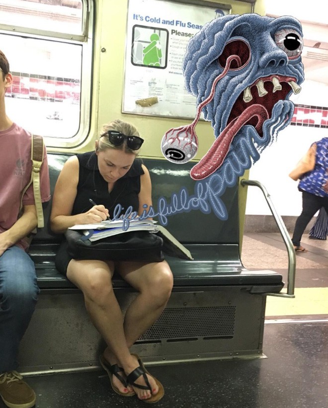 Художник пририсовывает монстров к незнакомцам в метро. Получается смешно