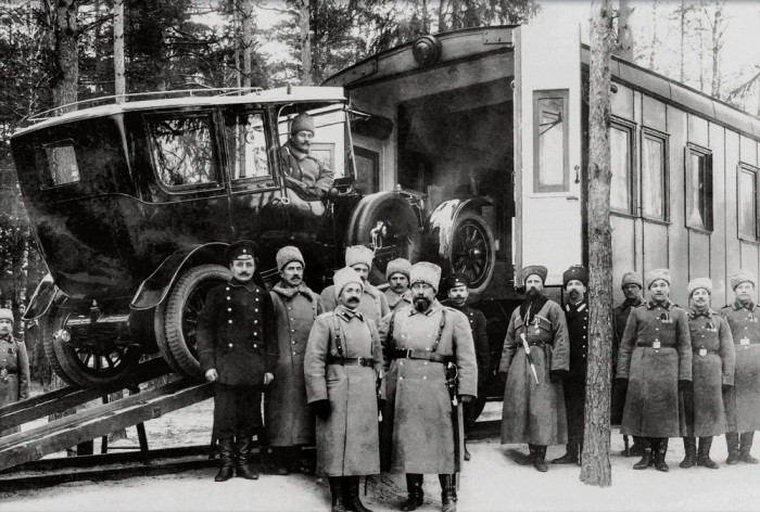 Какие машины стояли в гараже Николая II, и кому достался императорский автопарк после революции