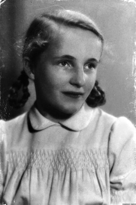 Габриэла Кепп в 15 лет. По её словам, фраза «Фрау, ком» («Женщина, пройдите»), произносимая советскими солдатами, была очень страшной для немок того времени./Фото: babr.ru
