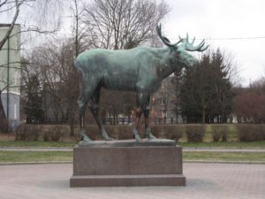 В Портленде борцы с расизмом сожгли статую лося, установленную в начале прошлого века