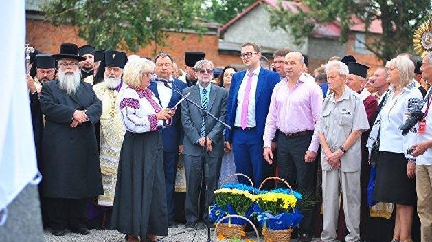 Непостижимый сюр: главный раввин торжественно открыл памятник убийцам евреев