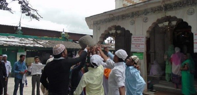Каждый день сотни туристов и верующих посещают храм в Шивапуре, небольшом городке около 180 км к востоку от Мумбаи, Индия