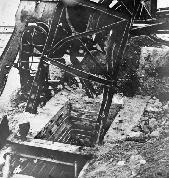 Горловина шурфа шахты №5, в которую 15 января сбрасывали первых казненных молодогвардейцев