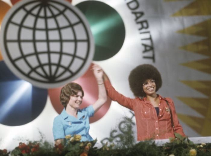 Валентина Терешкова и Анджела Дэвис на митинге солидарности с народами всех стран в Берлине, 1973 | Фото: ria.ru