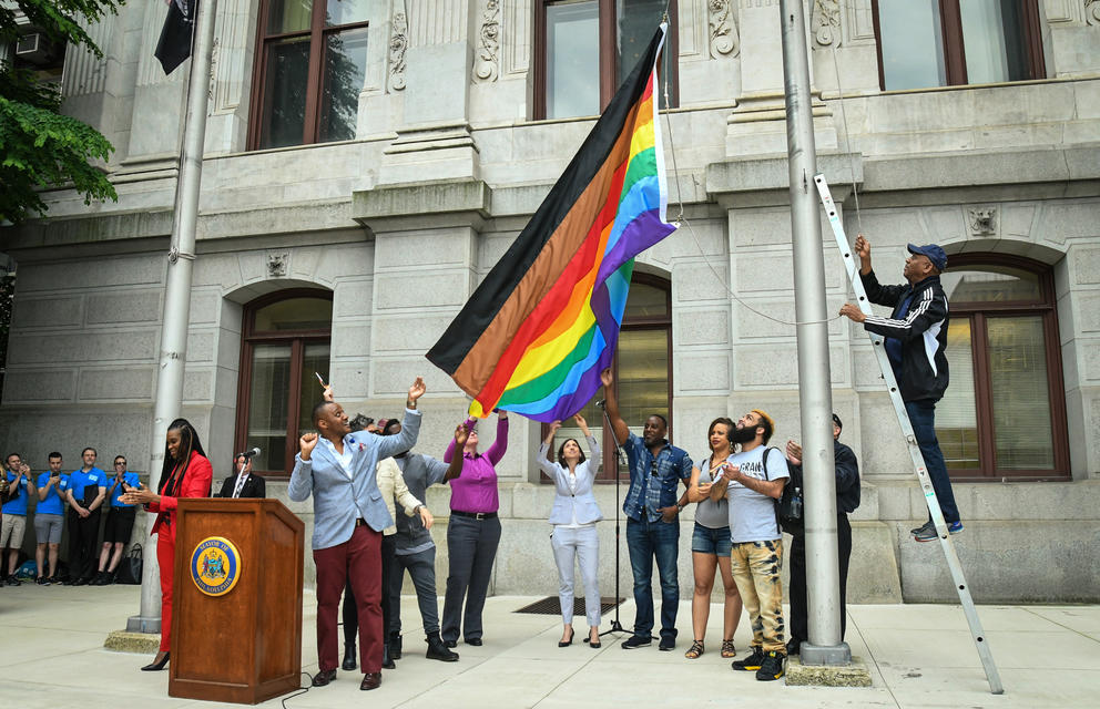 На флаге ЛГБТ появились черный и коричневый цвета