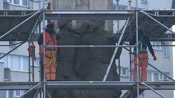 Цветник вместо памятника солдатам – в Польше демонтируют монумент Красной армии