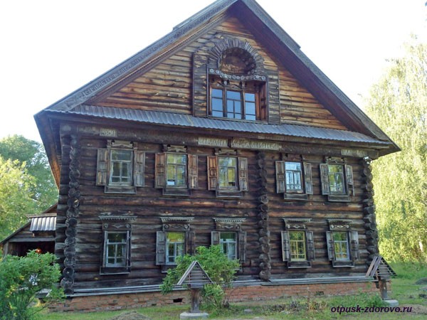Старинный купеческий деревянный дом в Костроме 
