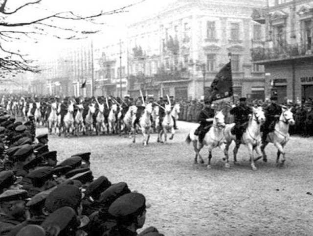 Кавалерия РККА во Львове. 1939