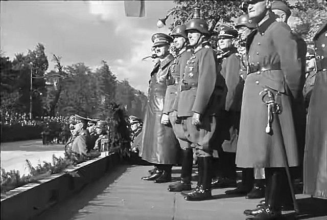 Гитлер принимает в Варшаве парад победы. 5 октября 1939 года