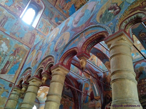 Внутри Спасской церкви, Ростовский Кремль