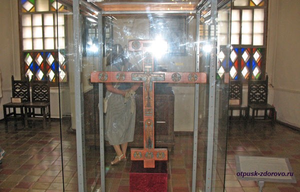 Запрестольный крест в музее Белой Палаты Ростовского Кремля