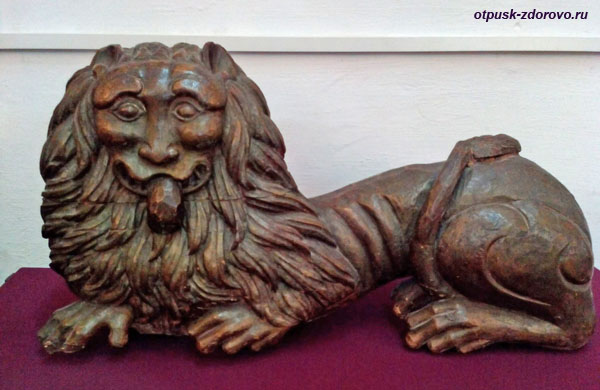 Деревянный лев высунул язык, музей Белой Палаты Ростовского Кремля