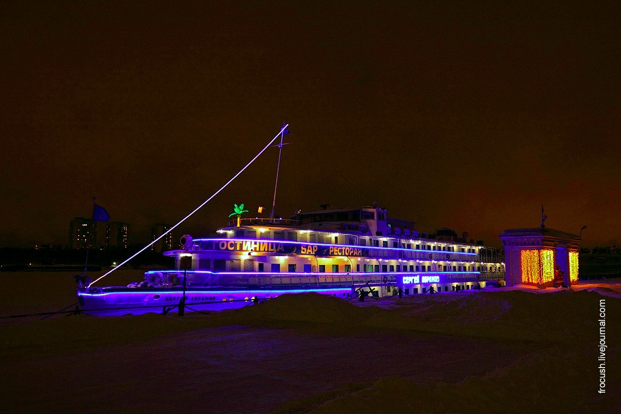 Теплоход «Сергей Абрамов» ночью зимой 2011 года в Северном речном порту Москвы