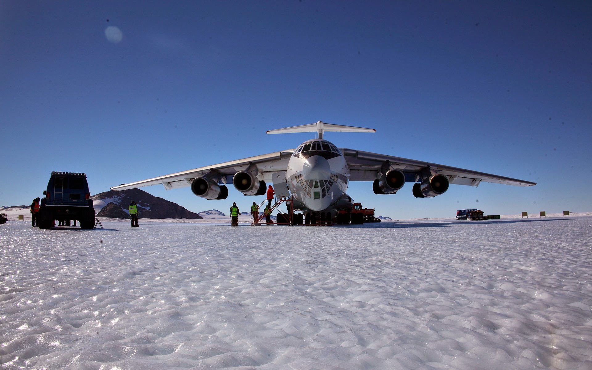 Российские учёные научились изменять структуру льда для постройки аэродрома под Ил-76 в Арктике