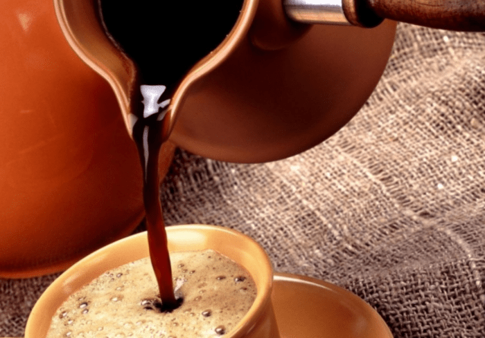 Зерновой кофе можно заварить как в турке, так и без нее / Фото: twitter.com