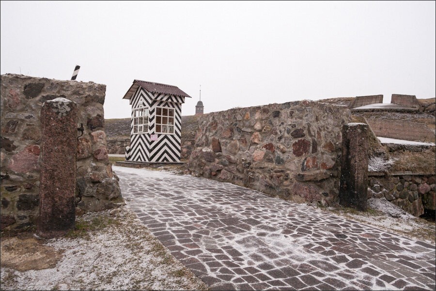 Крепость Кексгольм и ворота обитые трофейными шведскими кирасами
