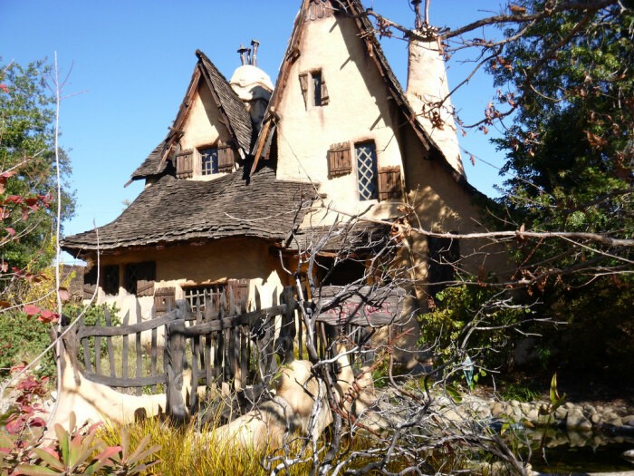 Оформление двора под стать необычному особняку-избушке The Witch’s House (Беверли-Хиллз, Лос-Анджелес). | Фото: gatetoadventures.com.