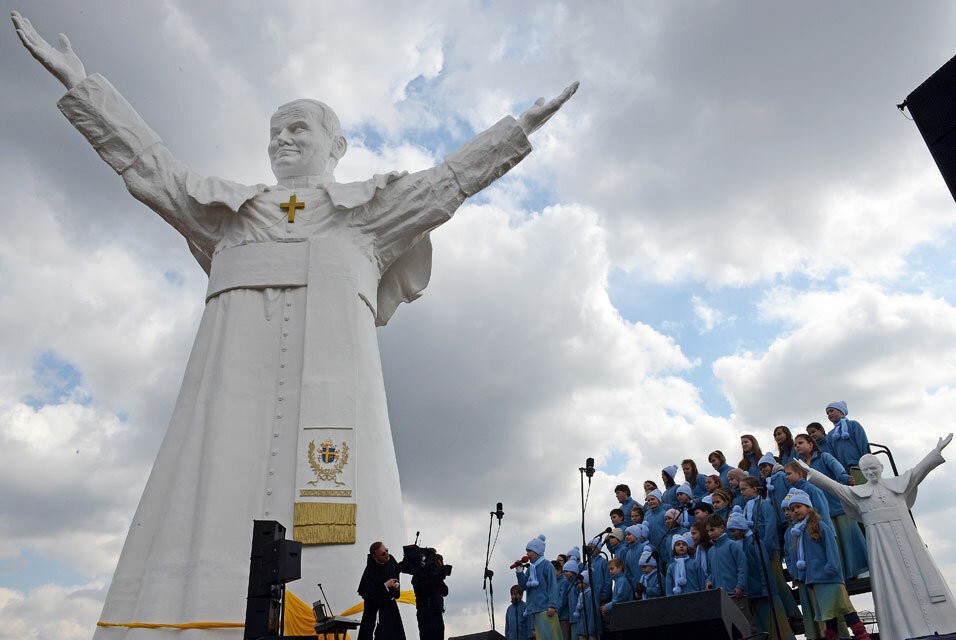 Просто Польша. Просто Папа. Установлен возле города Ченстохова в 2013 году. Высота 14 метров, вес 7 тонн.