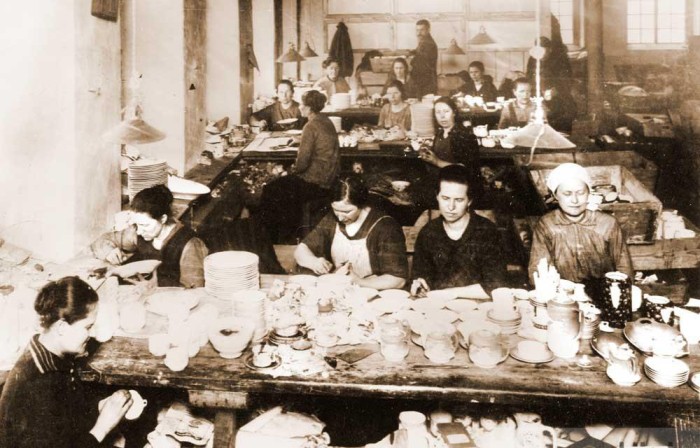 Работницы живописного цеха Дулевской фабрики в начале прошлого века. /Фото:museum-lesnoy.ru. 