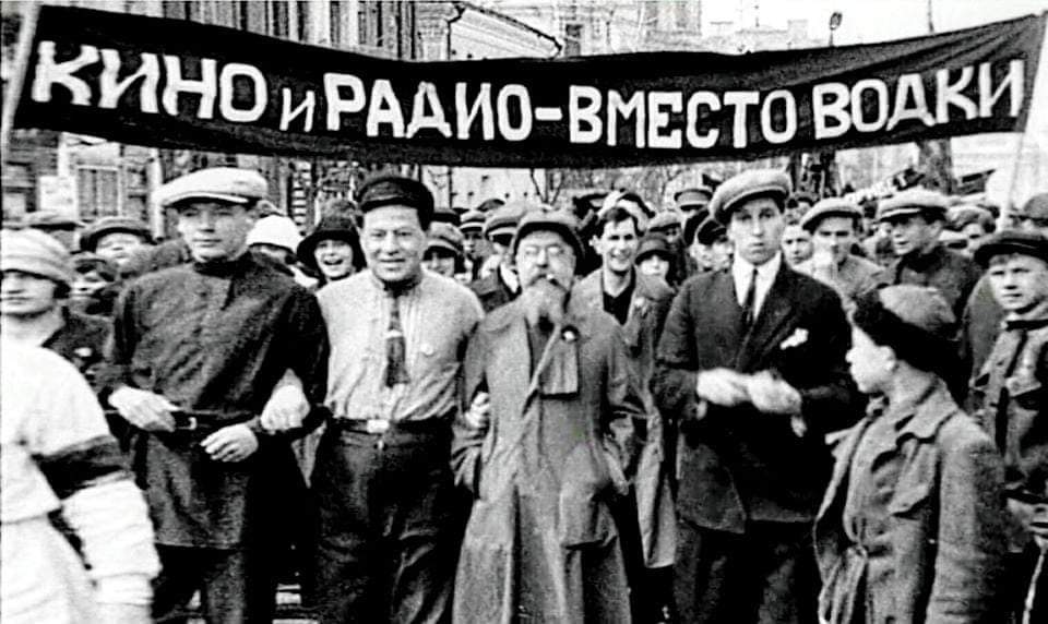 «Топором по голове»: как «сухие законы» повлияли на развал Российской империи и СССР