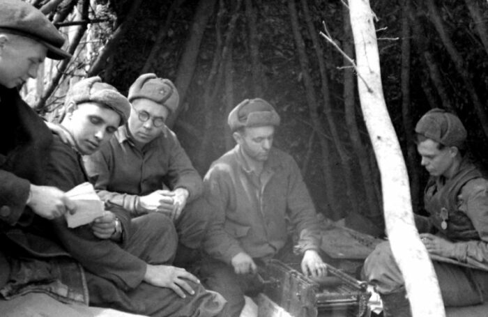 Как советские партизаны заряжали рации от костра