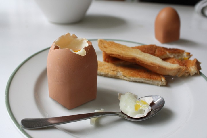 Дед мой был великим шутником. Принес он утром нам квадратное яйцо. Обычное, но квадратное.