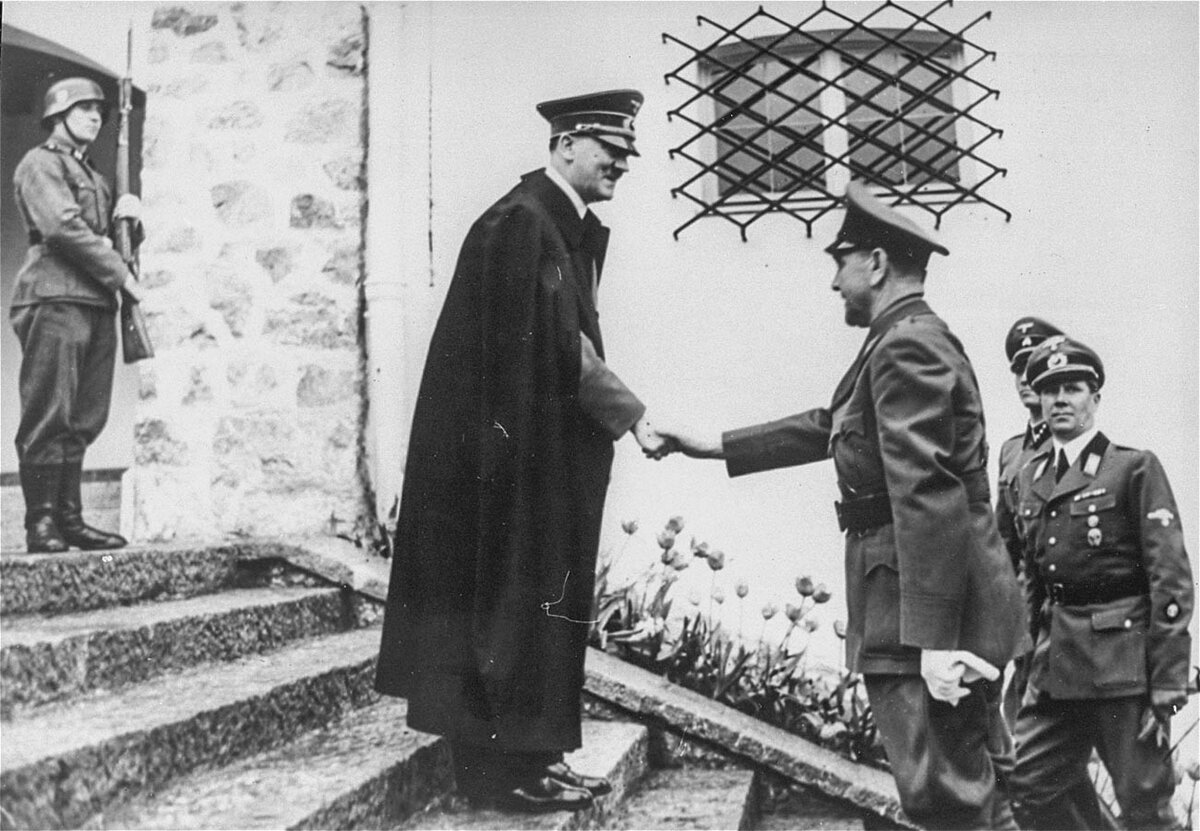 Адольф Гитлер и Анте Павелич в Баварии. Общественное достояние
