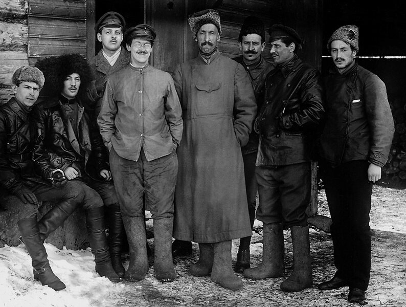 Красные командиры полка деревенской бедноты
Неизвестный автор, ноябрь 1917 года, г. Петроград, Невский пр-т, МАММ/МДФ. 