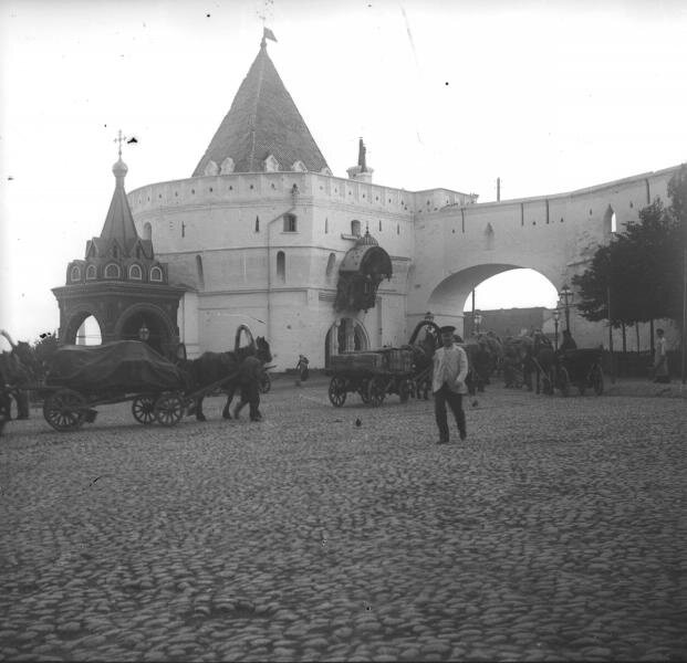 Варварские ворота Китай-города в дни коронации Николая II
Неизвестный автор, май 1896 года, г. Москва, пл. Варварские Ворота, МАММ/МДФ.