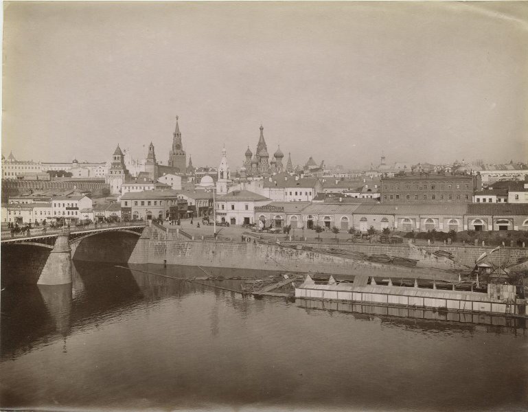 Вид на Кремль, квартал на Васильевской площади и Зарядье со стороны Раушской набережной
Неизвестный автор, 1890-е, г. Москва, МАММ/МДФ.