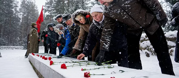 Участники траурного мероприятия возложили цветы к мемориалу у захоронения жертв нацистов - Sputnik Латвия