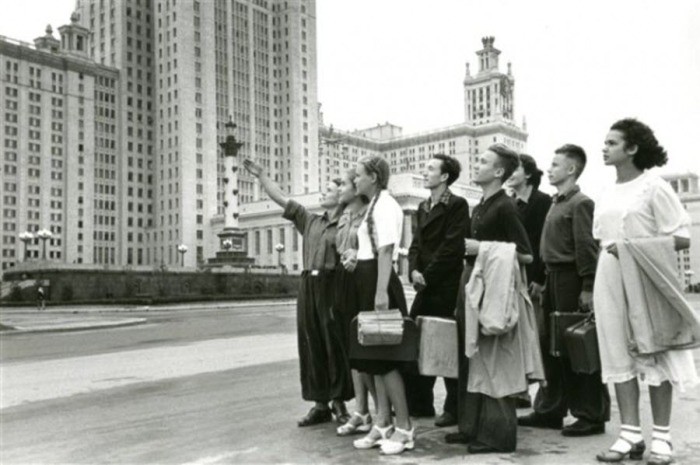 В 1956 году обучение в вузах и школе (старших классах) снова сделали бесплатным / Фото: communist-ml.ru