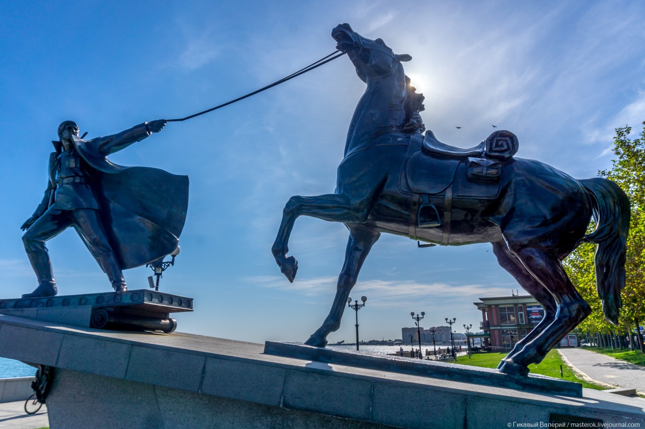 Памятник "Исход" как символ «Новороссийской катастрофы» и бегства белогвардейцев