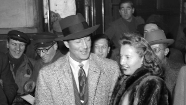 Американский киноактер Ричард тейлор с женой в Париже (февраль 1947 года)