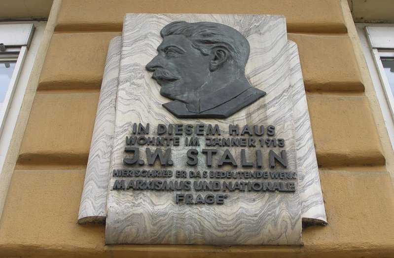 Австрийцы более полувека бережно хранят советский барельеф со Сталиным