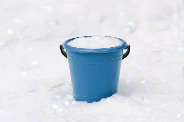 чтобы получить эти два литра воды из снега, понадобится его употребить до шести-семи литров / Фото: огородсад.рф