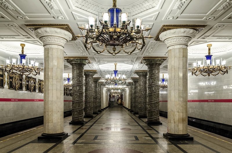 Невероятная серия снимков московского и питерского метро канадского фотографа Дэвида Бардени