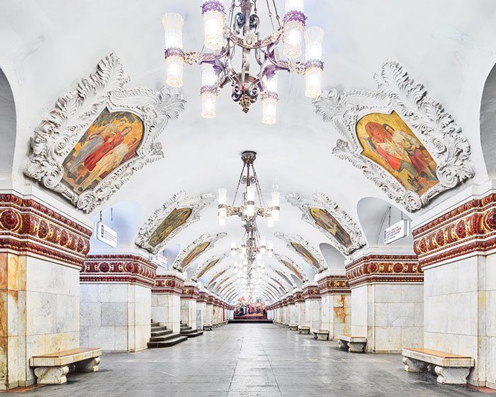 Невероятная серия снимков московского и питерского метро канадского фотографа Дэвида Бардени