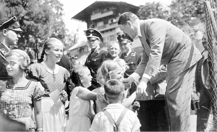 Фотоархивы полнятся трогательными фото Гитлера в окружении счастливых детей. /Фото: focus.ua