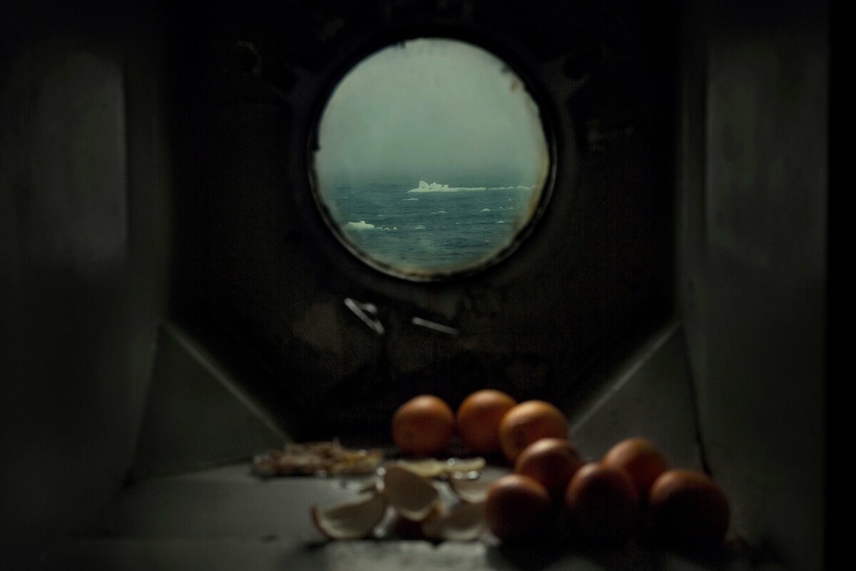 Вид на Баренцево море из иллюминатора дизель-электрохода,  доставляющего продукты и инструменты.
