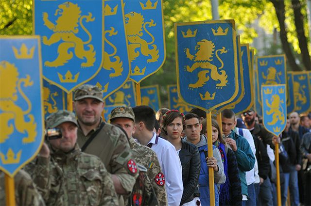 Участники марша в честь годовщины создания дивизии СС «Галичина» во Львове.