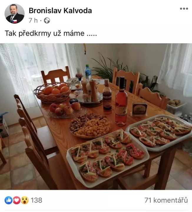 В Чехии политик опубликовал фотографию бутербродов и его уволили