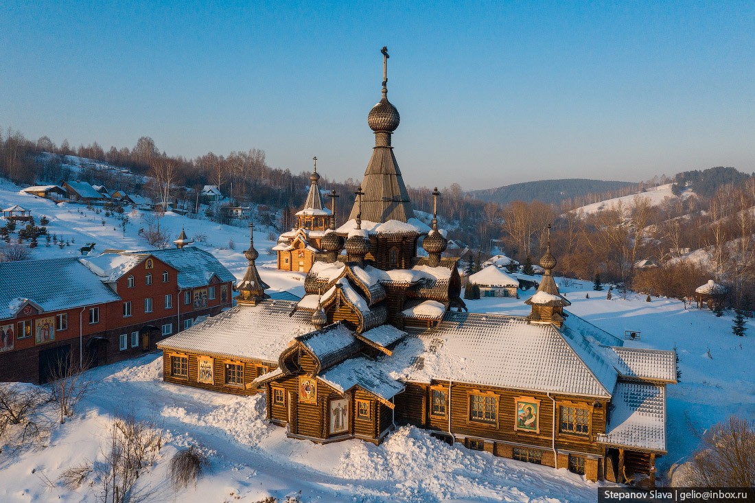 Новокузнецк, зима, деревянные купола храма