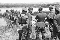 Румынско-германские войска 22 июня 1941 года на реке Прут, по которой с 1940 г. проходила совет- ско-румынская граница. Немецкое командование, не доверяя румынам, укрепляло их подразделения германскими солдатами и офицерами.