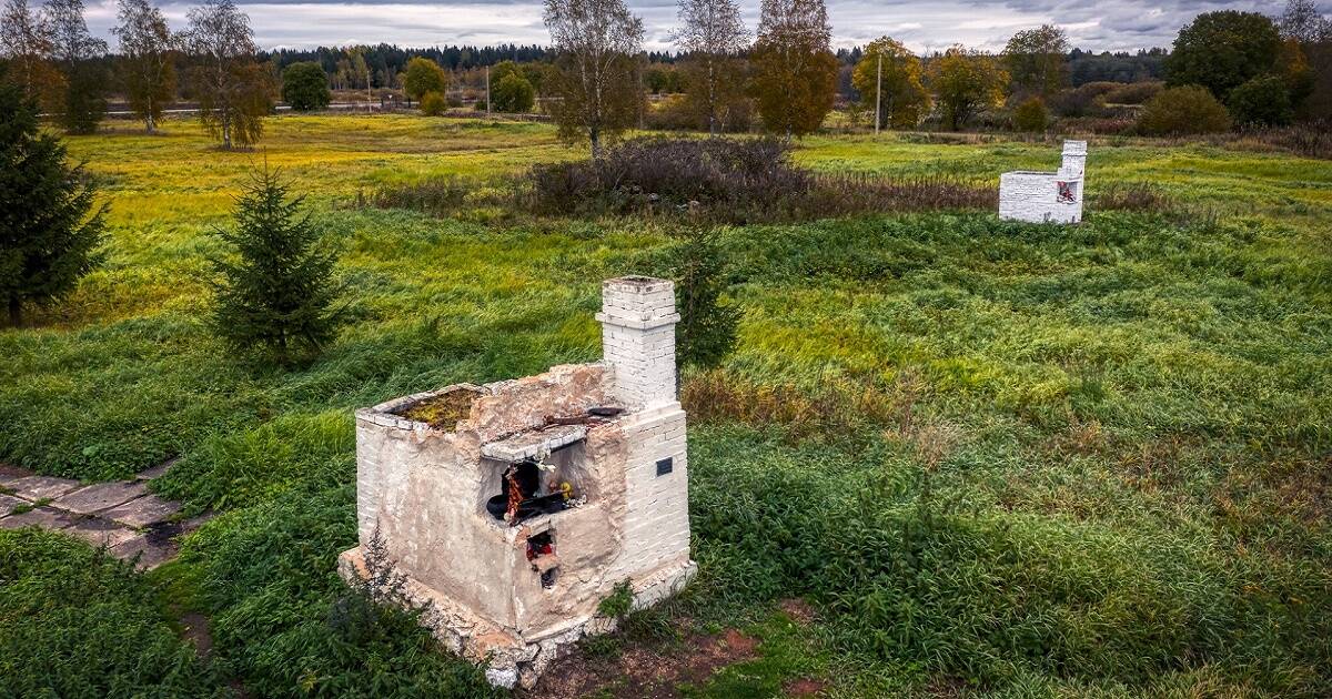 Одинокие русские печи в поле: почему они там появились и о чем напоминают