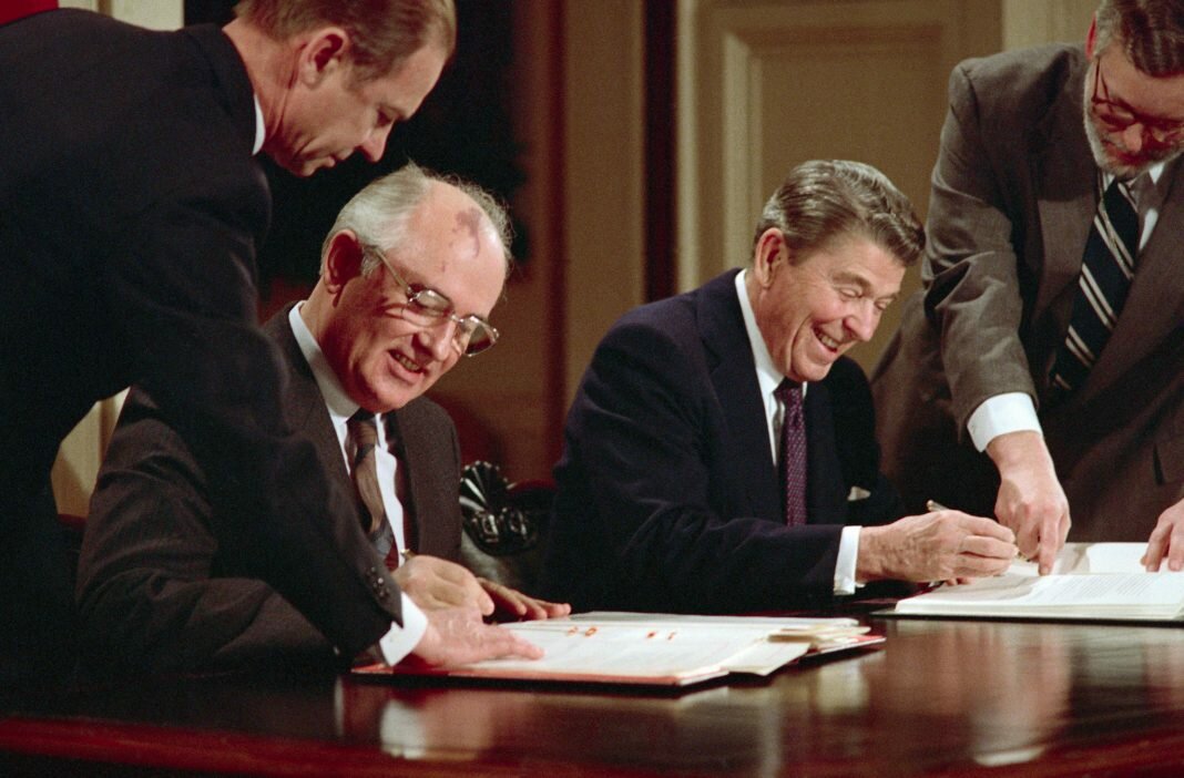Михаил Горбачёв подписывает очередной договор о сдаче Западу собственной страны.